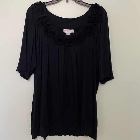 Design History black shirt size 2X with beautiful flowers adoring the neckline - Picture 1 of 10